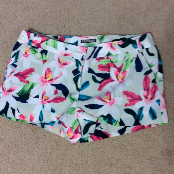 Express Like new polyester silky tropical print shorts - Picture 2 of 4